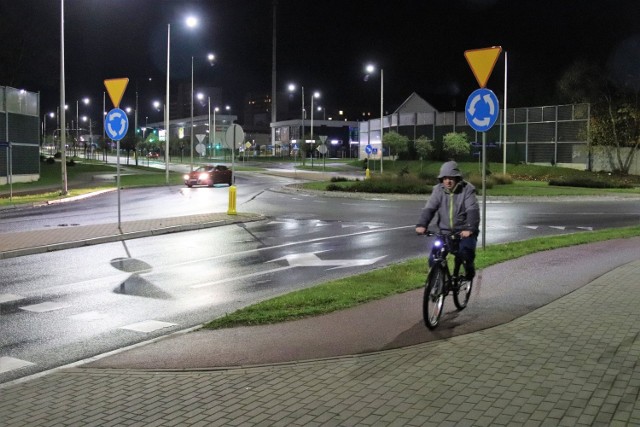 Rondo Hallera na osiedlu Niepodległości obwiedzione przejazdami rowerowymi jak spod cyrkla