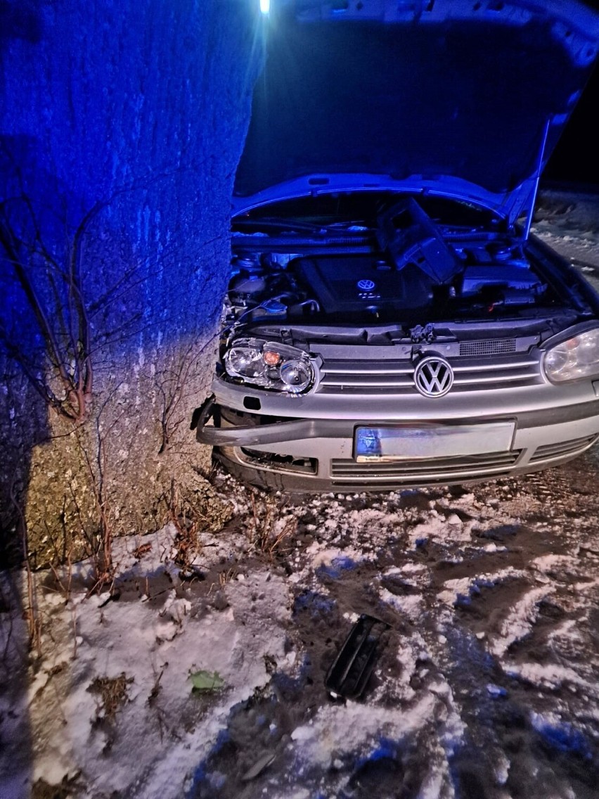 Kierujący vw, chcąc uniknąć czołowego zderzenia, zjechał na...