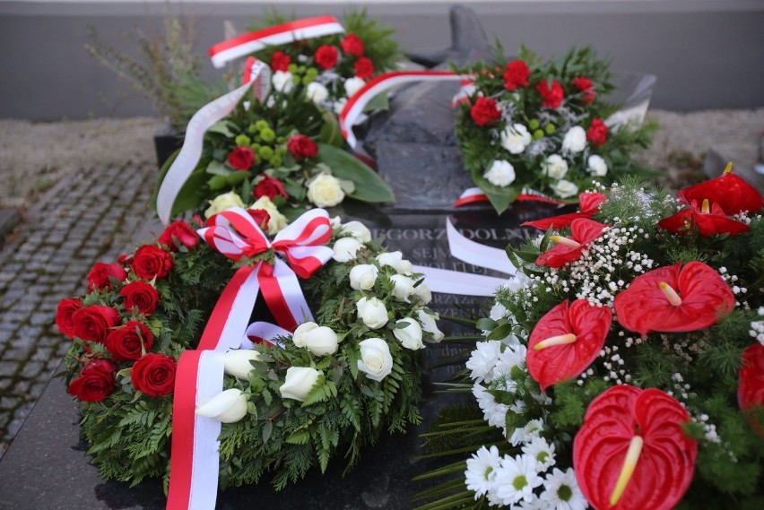 Kwiaty na grobie posła Grzegorza Dolniaka w Będzinie