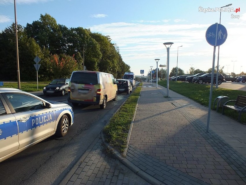 Karambol trzech samochodów w Żorach, przed pasami do Biedronki. Kobieta trafiła do szpitala