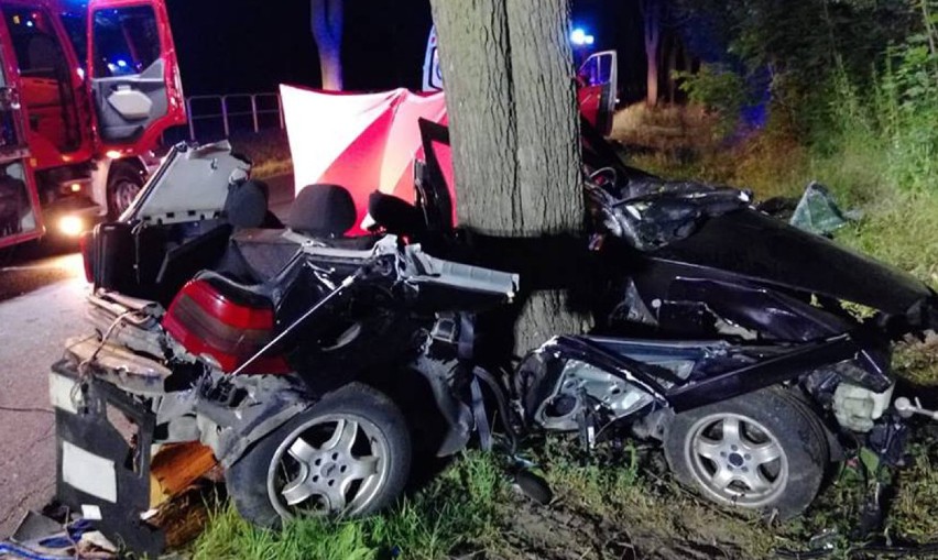 Wypadek w Karbowie pod Brodnicą. Samochód uderzył w drzewo. Nie żyją dwie osoby 