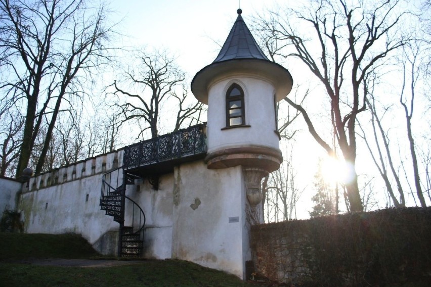Zabytkowa baszta Plotkarka przy Pałacyku Zielińskiego w Kielcach po 160 latach ma znowu schody [WIDEO, ZDJĘCIA]
