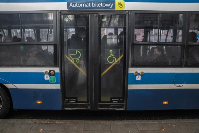 Zastępcza linia autobusowa nr 704 funkcjonuje w związku z remontem rozjazdów tramwajowych na rondzie Mogilskim