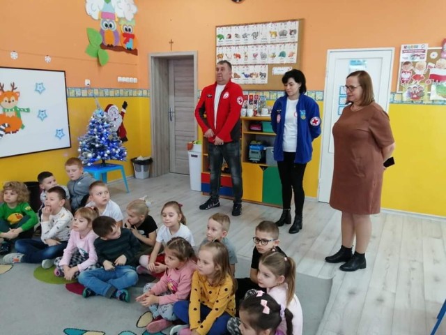 Członkowie HDK w Żninie oraz wolontariusze z koła PCK w Łabiszynie spotkali się z przedszkolakami w Piechcinie.
