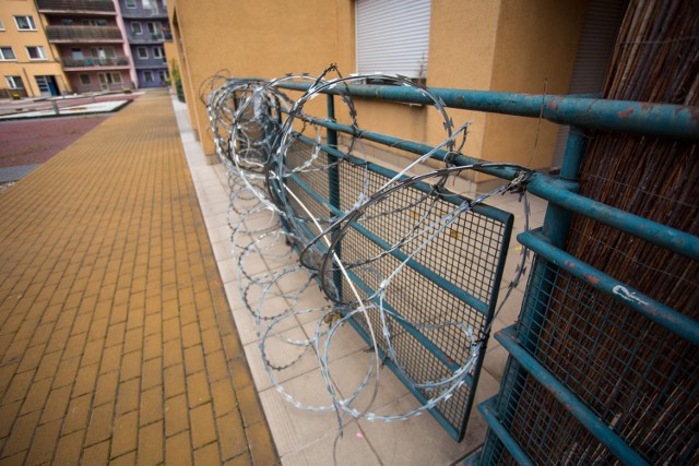 Mieszkanie jak więzienie? Balkon na Bielanach otoczony drutem kolczastym