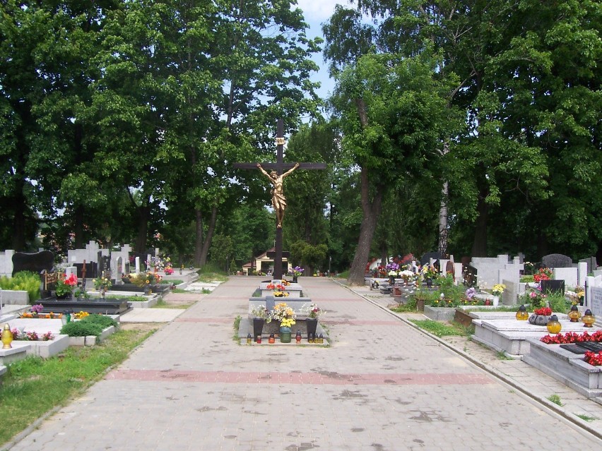 Walka z krzyżem Żory: dwa lata temu wandale zniszczyli krzyż na cmentarzu