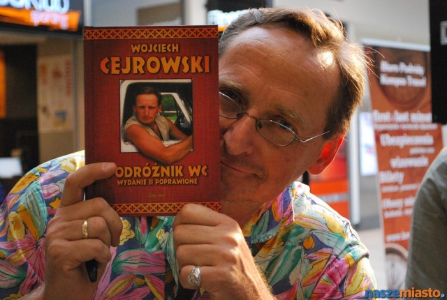 Wojciech Cejrowski jest  członkiem Królewskiego Towarzystwa Geograficznego w Londynie. W Lesznie (14.09.2013) promował książki oraz opowiadał o własnych podróżach.