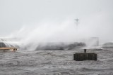 Silny wiatr na Pomorzu 27.10.2021 r. Jest ostrzeżenie przed sztormem na Morzu Bałtyckim! W tych godzinach unikaj plaż!