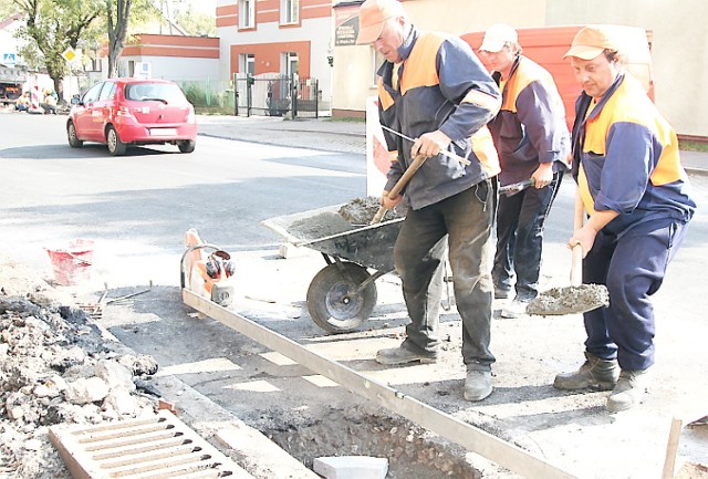 poprawiają studzienki kanalizacyjne ulice