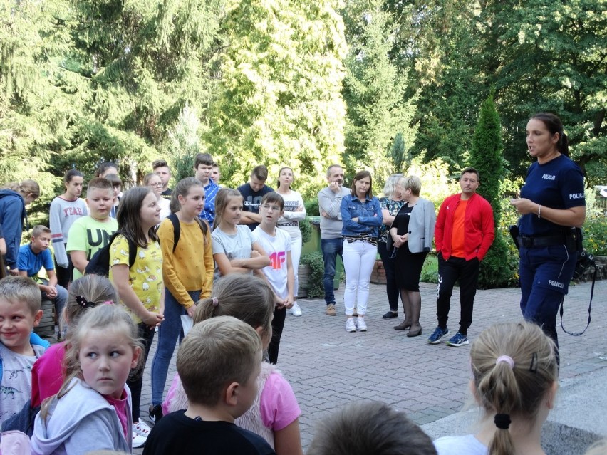 Policjanci z Radziejowa spotkali się z uczniami Szkoły Podstawowej w Pocierzynie w gminie Osięciny [zdjęcia]