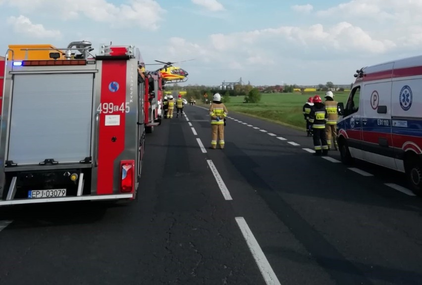 Groźny wypadek w gminie Rząśnia. Zderzenie na skrzyżowaniu. Trzy osoby w stanie ciężkim FOTO