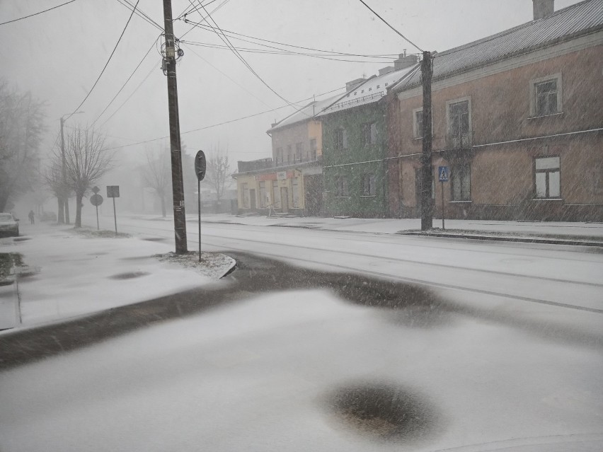 Śnieżyca w Skarżysku-Kamiennej. Wiał silny wiatr, były utrudnienia na drogach. Uważajcie na siebie! Zobacz wideo i zdjęcia