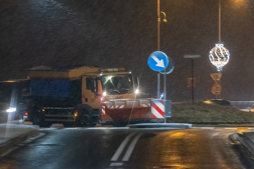 Śnieg, wypadki i korki... Ciężki dzień na drogach w Krakowie i całej Małopolsce. Ostrzeżenie przed oblodzeniem