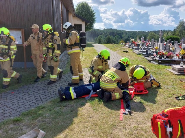 Scenariusz ćwiczeń jednostek OSP w Olpuchu zakładał pożar drewnianego kościoła, w którym znajdowały się dwie osoby poszkodowane.