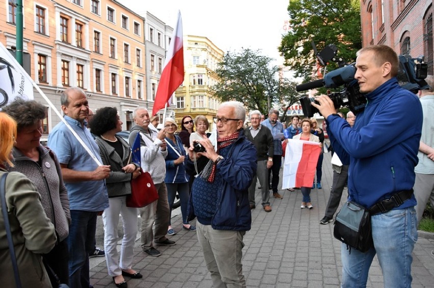 Protest Komitetu Obrony Demokracji przed sądem w Legnicy.