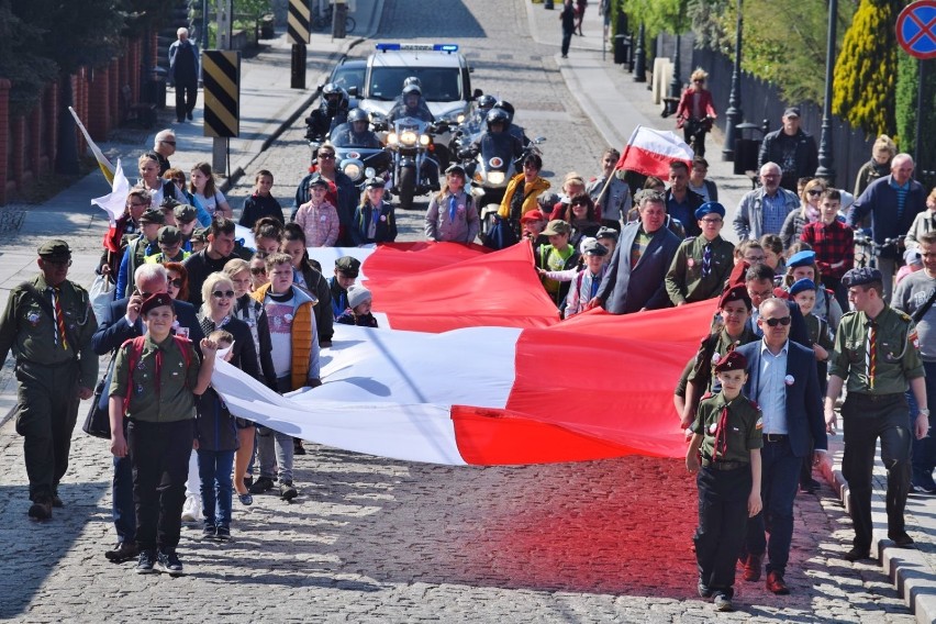 „Przemarsz z biało-czerwoną” z Hufcem ZHP w Sieradzu 2019. W tym roku harcerskie przedsięwzięcie weszło w obchody 40-lecia mostu (zdjęcia)