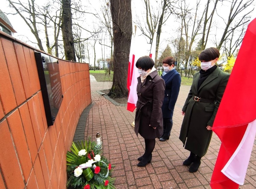 Dzień Pamięci Ofiar Zbrodni Katyńskiej w Radomsku. Kwiaty pod tablicą upamiętniającą por. Zagórowicza