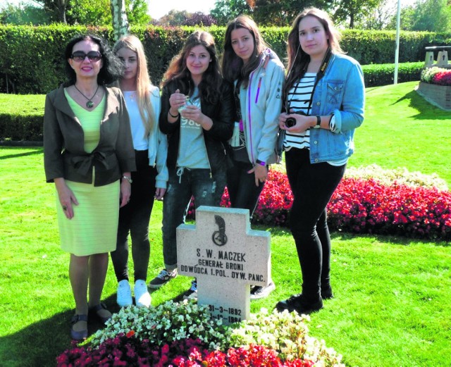Licealistki z Nakła wraz z nauczycielką Violettą Hejzą przy grobie gen. Maczka na cmentarzu żołnierzy polskich w Bredzie