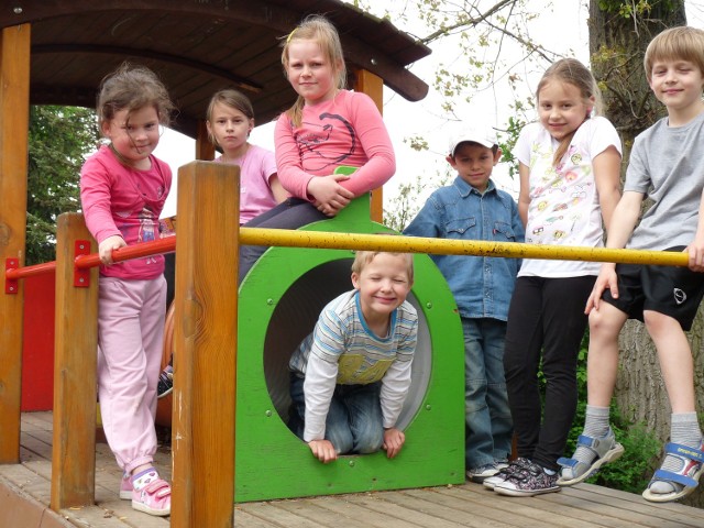 Manuela, Agnieszka, Amelia, Kuba, Emil, Ola i Janusz lubią bawić się na placu zabaw, który jest przy szkole