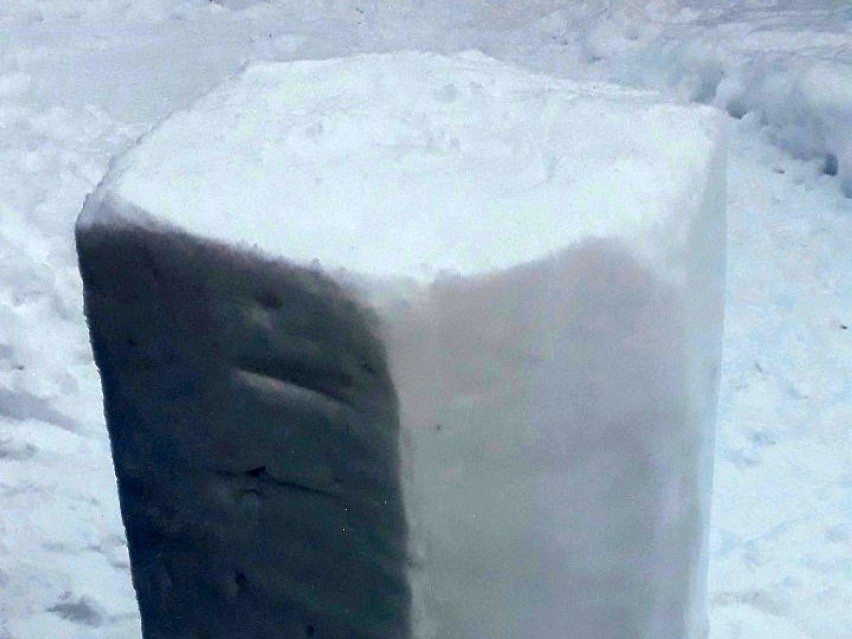 Śnieg  nie chciał współpracować, ale się udało! Uczniowie ze Starej Kamionki zrobili śniegowe bryły 
