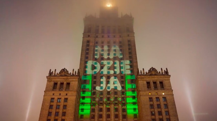 Sylwestrowy pokaz świateł w Warszawie. Spektakularny widok na fasadzie Pałacu Kultury i Nauki