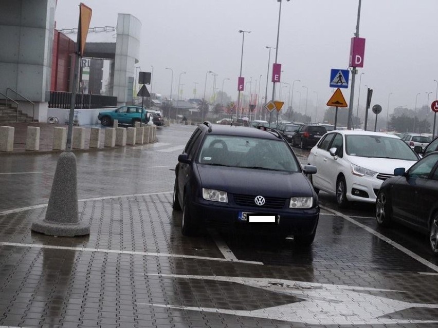 Twórcy profilu "Nie parkuj się bez sensu" tropią źle zaparkowane samochody w Łodzi.