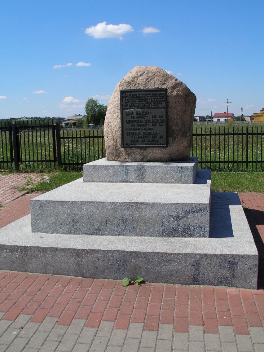 Obelisk w Gorzędowie.
