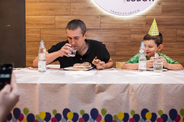 Zawody w jedzeniu pączków na czas, tort i szampan. Tak Stolica Pączków świętowała swoje pierwsze urodziny