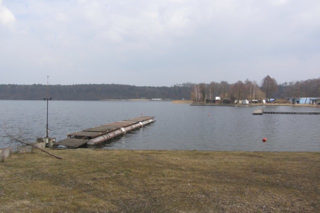 Jezioro Kierskie jest w bardzo dużym stopniu niedostępne dla plażowiczów - jego brzegi zajęte są przez podmioty prywatne.