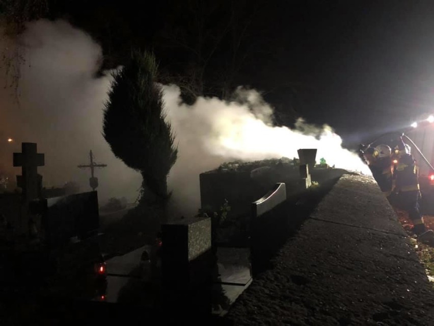 Pożar śmieci na cmentarzu w Choczu