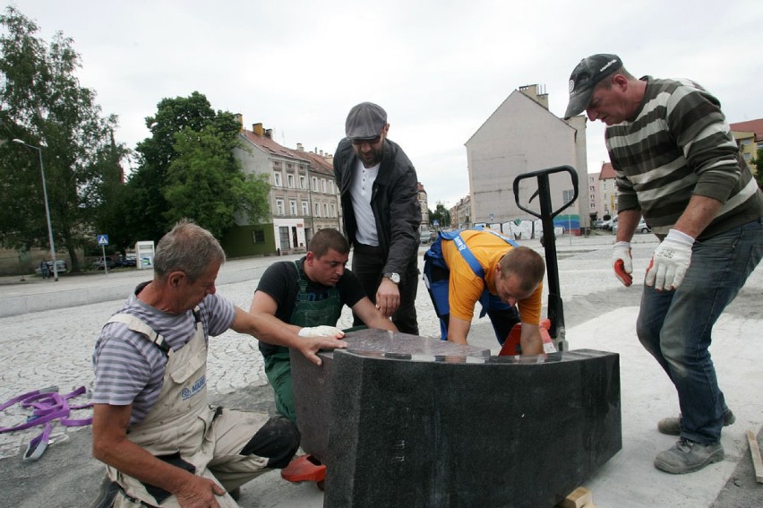 Montaż Pomnika Zesłańcom Sybiru w Legnicy