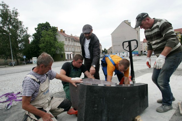 Montaż Pomnika Zesłańcom Sybiru w Legnicy