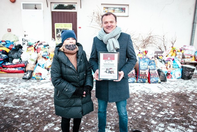 W ramach tegorocznej zbiórki darów dla Schroniska dla Bezdomnych Zwierząt w Radomiu zebrano między innymi suchą i mokrą karmę dla psów i kotów, ryż, makaron, kasza, a także koce i kołdry. Na zdjęciu prezydent Radomia Radosław Witkowski podczas przekazywania darów.