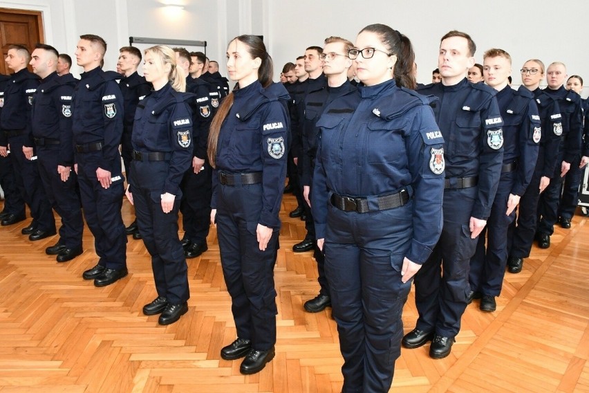 46 funkcjonariuszy wstąpiło w szeregi Podkarpackiej Policji. Za nimi uroczyste ślubowanie [ZDJĘCIA]