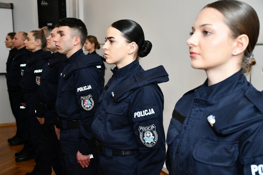 46 funkcjonariuszy wstąpiło w szeregi Podkarpackiej Policji. Za nimi uroczyste ślubowanie [ZDJĘCIA]