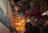 Kraków. Manifestacja przed siedzibą PiS: zapalili znicze, by uczcić pamięć zmarłych imigrantów [ZDJĘCIA]
