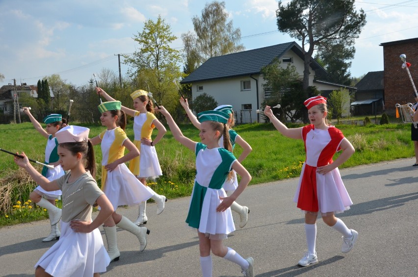 Strażackie świętowanie w Kobylance i Dominikowicach. Parada druhów w galowych strojach na czele z orkiestrą i mażoretkami