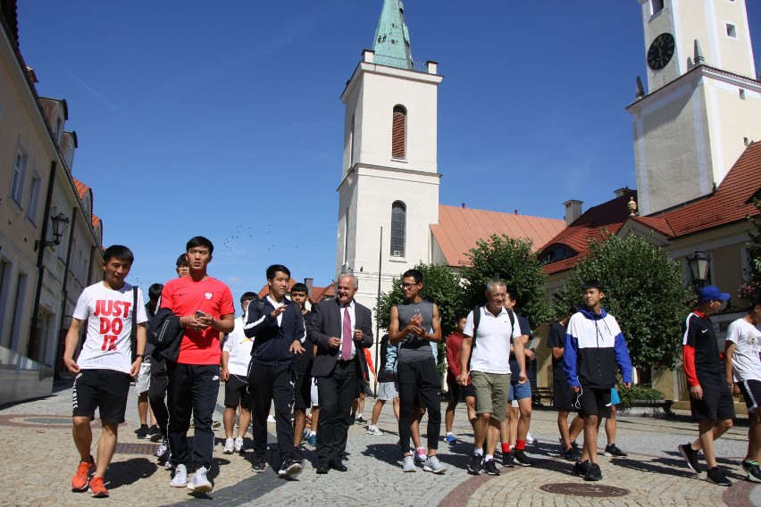 Państwo Środka na polkowickim Rynku. Piłkarze zwiedzali...