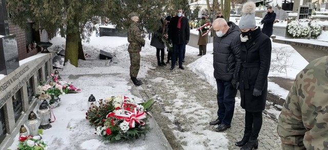 Przybyłe delegacje oddały hołd żołnierzom AK i złożyły wiązanki kwiatów na Mogile Pielaszowiaków na Cmentarzu Katedralnym. Na zdjęciu Tomasz Huk przewodniczący Rady Powiatu i Anna Szewczyk, kierownik referatu promocji, kultury i sportu.