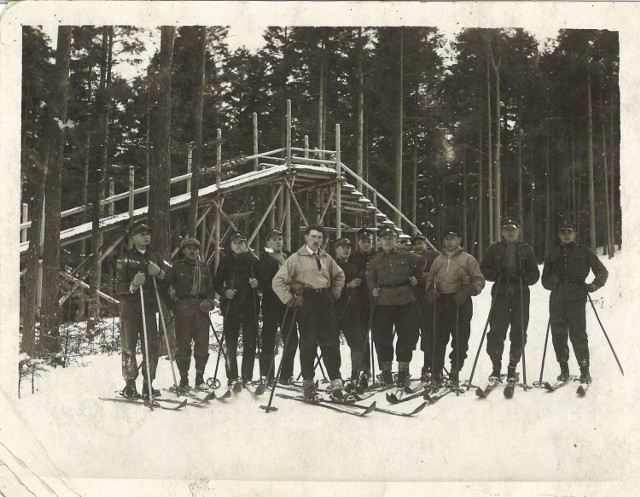 Uczniowie Państwowego Gimnazjum imienia Mikołaja Reja w Kielcach, którzy na początku lat 30 jeździli na nartach na zboczach Pierścienicy w Kielcach.

Zobacz kolejne zdjęcia
