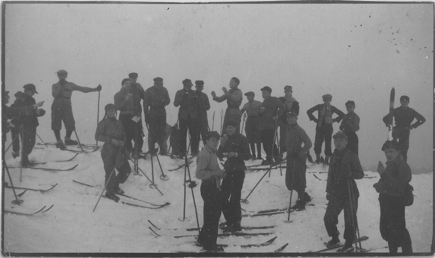Skocznia narciarska i narciarze na Pierścienicy w Kielcach na zdjęciach sprzed 100 lat. Zobacz zdjęcia