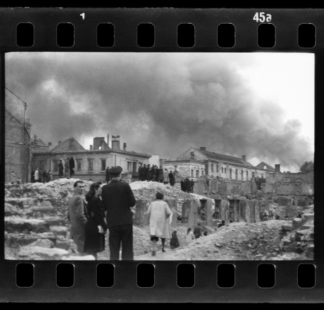 Ziszczone w 1939 r. zabudowania szpitala św. Ducha przy ul. Elektoralnej 12, w tle dym płonącego getta