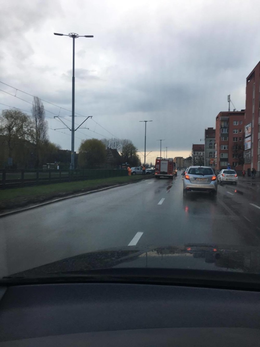 Na ul. Podwale Przedmiejskie w Gdańsku volkswagen wjechał na tory tramwajowe [ZDJĘCIA]