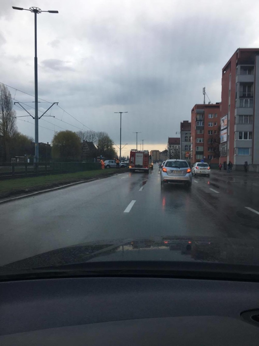 Na ul. Podwale Przedmiejskie w Gdańsku volkswagen wjechał na tory tramwajowe [ZDJĘCIA]