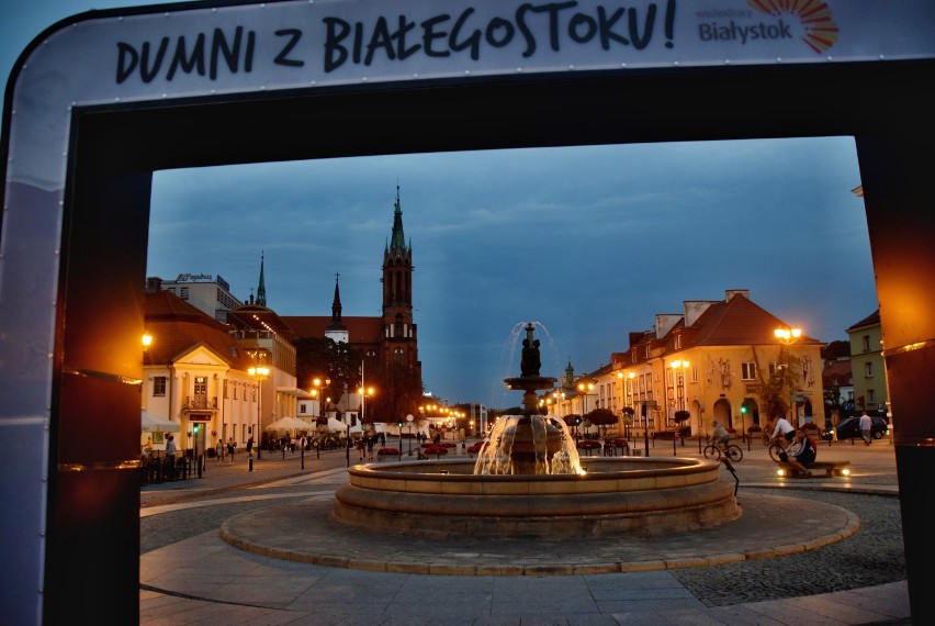 Selfie place w Białymstoku. Na Rynku Kościuszki powstała ramka do robienia zdjęć [ZDJĘCIA]
