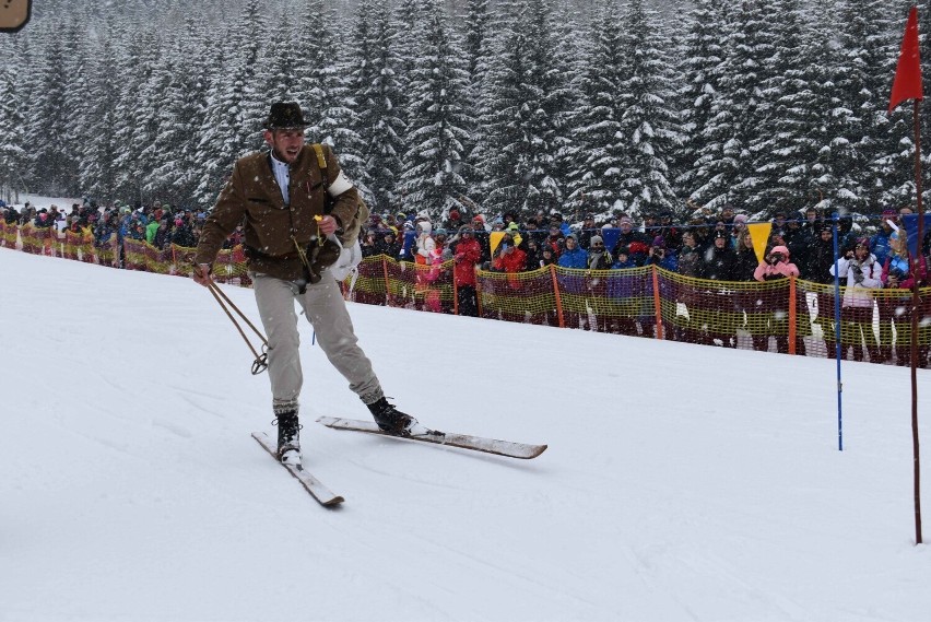 Tatry. Na Kalatówki wróciły zawody na starym sprzęcie narciarskim. Tak dawniej śmigano na nartach