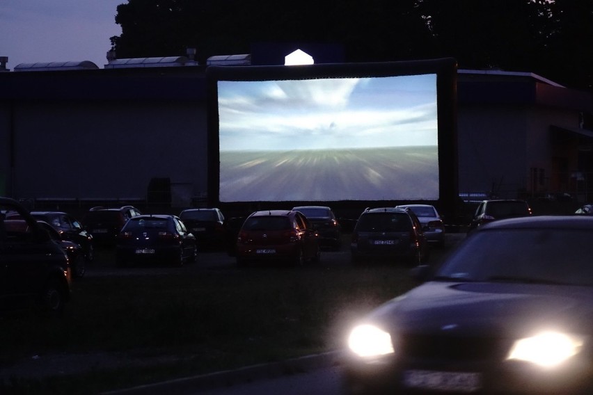 W Staszowie wystartowało kino samochodowe. Na początek widzowie obejrzeli dwa filmy (ZDJĘCIA) 