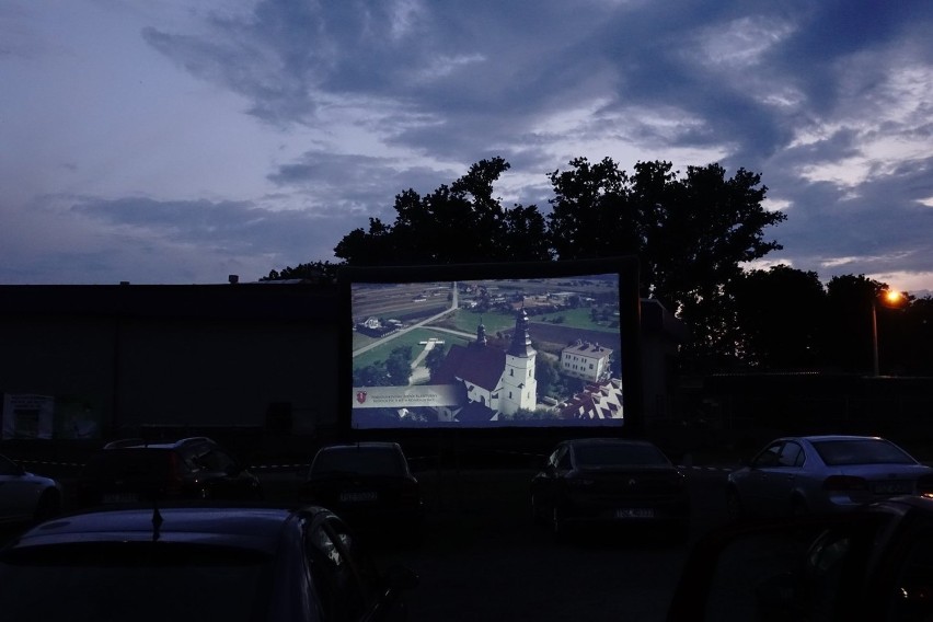 W Staszowie wystartowało kino samochodowe. Na początek widzowie obejrzeli dwa filmy (ZDJĘCIA) 