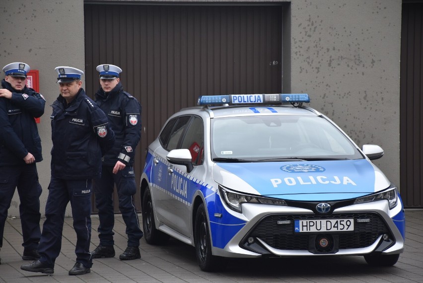 Policja Gniezno. Nowy hybrydowy radiowóz trafił na gnieźnieńską komendę [FOTO]