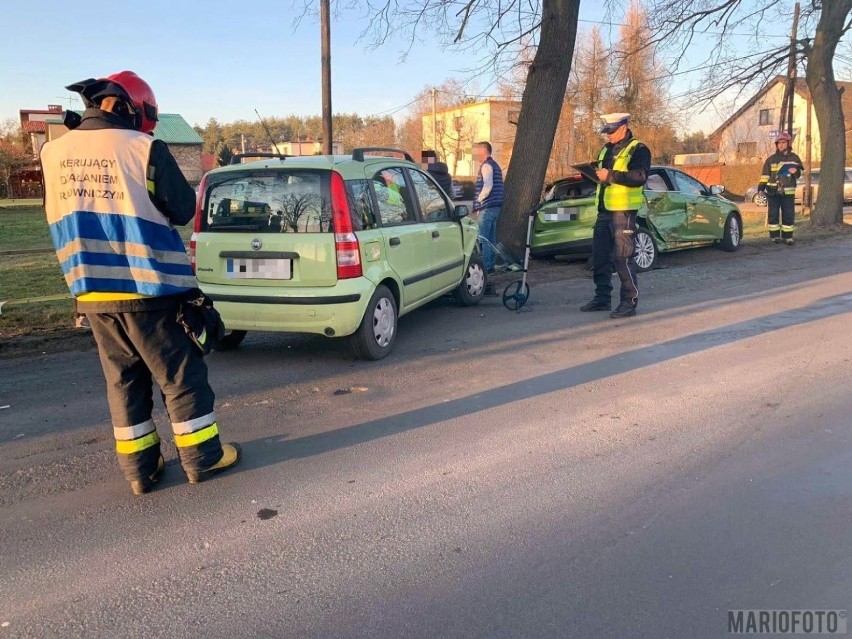 Zderzenie dwóch samochodów w Kotorzu Małym. Jedna osoba poszkodowana w zderzeniu fiata i forda 